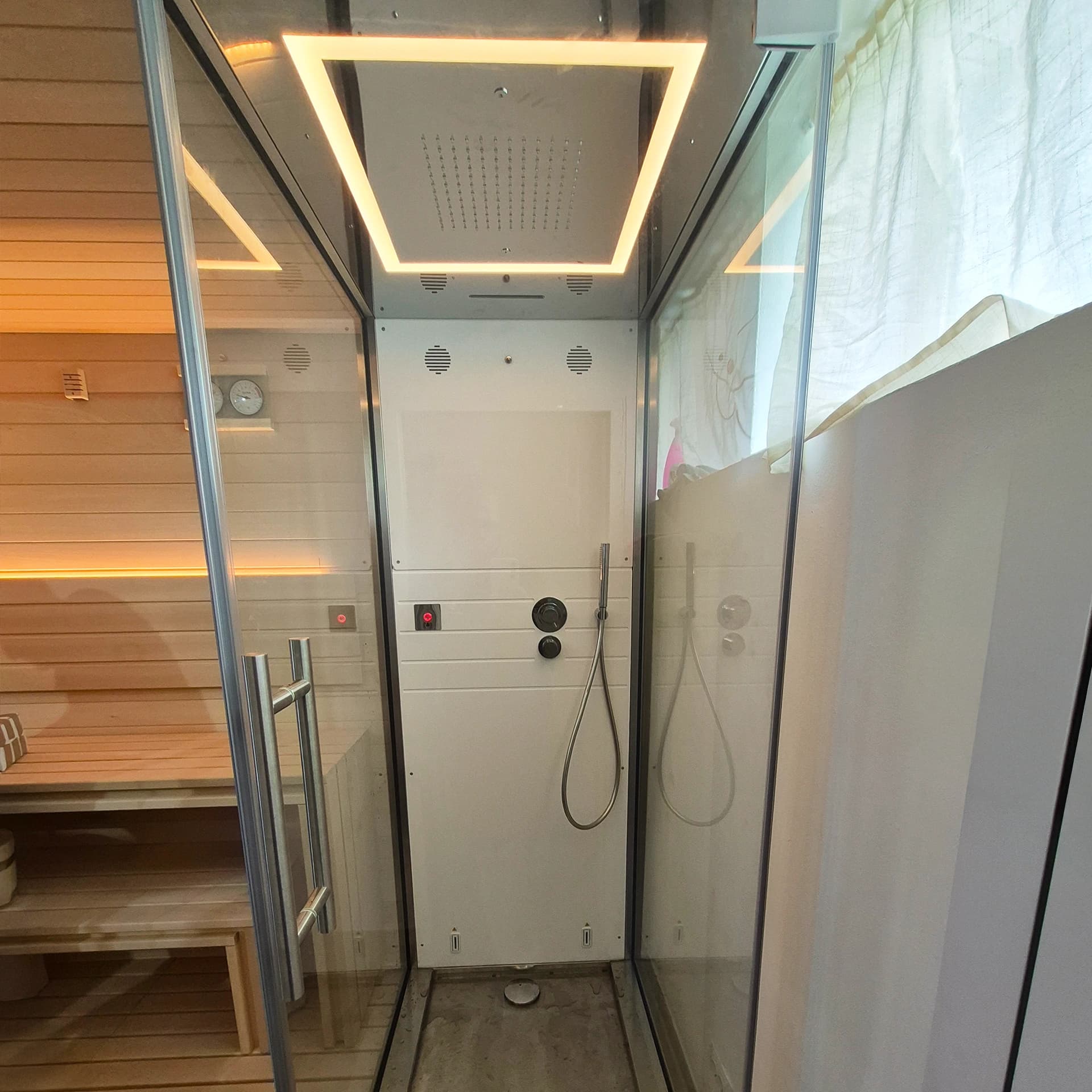 Cadă cu hidromasaj Caldera Spas® Ravello şi Saună Jacuzzi® Sasha Mi 2