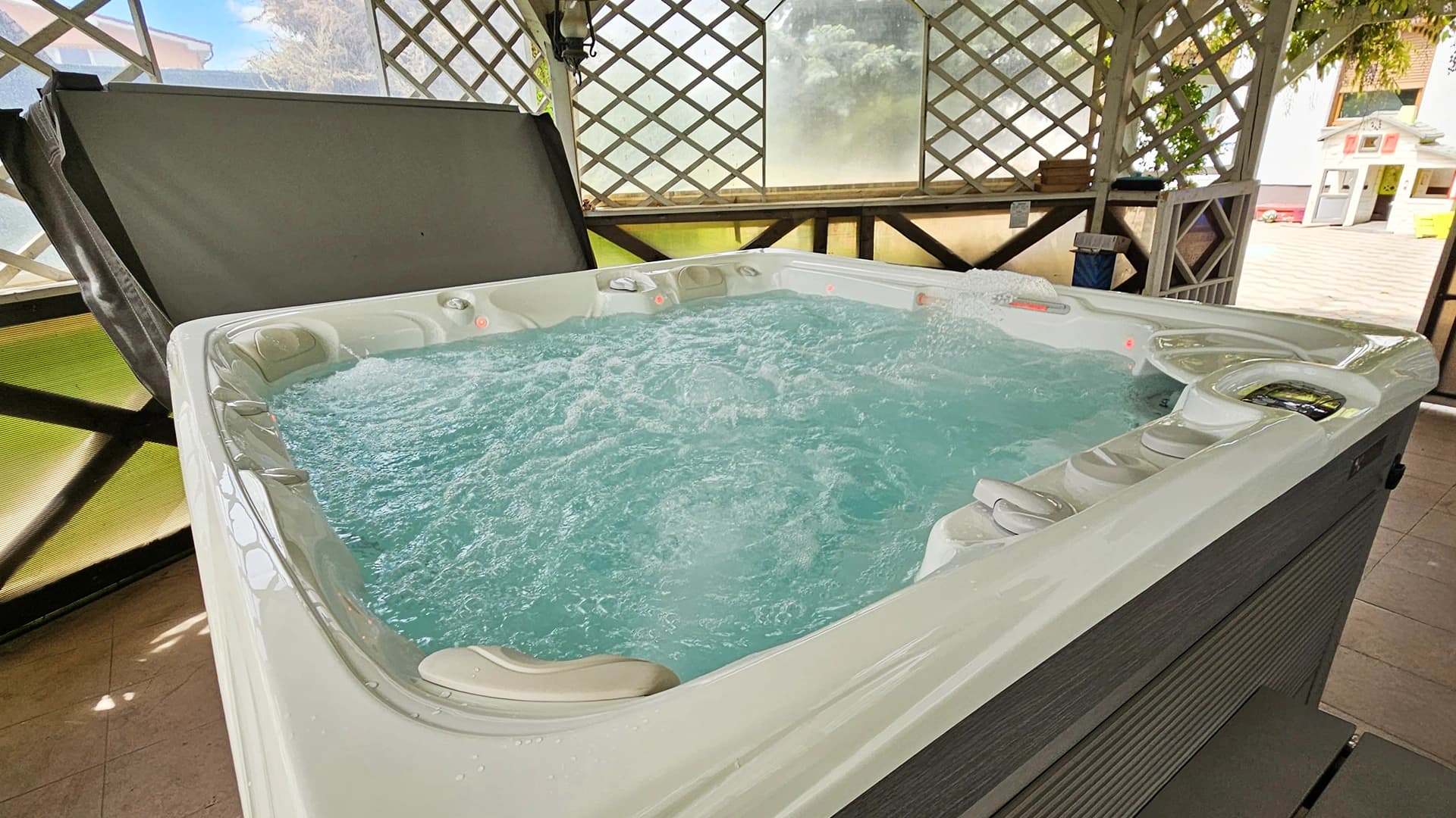 Cadă cu hidromasaj Caldera Spas® Seychelles – Proiect Hidrostyle în Vrancea 3