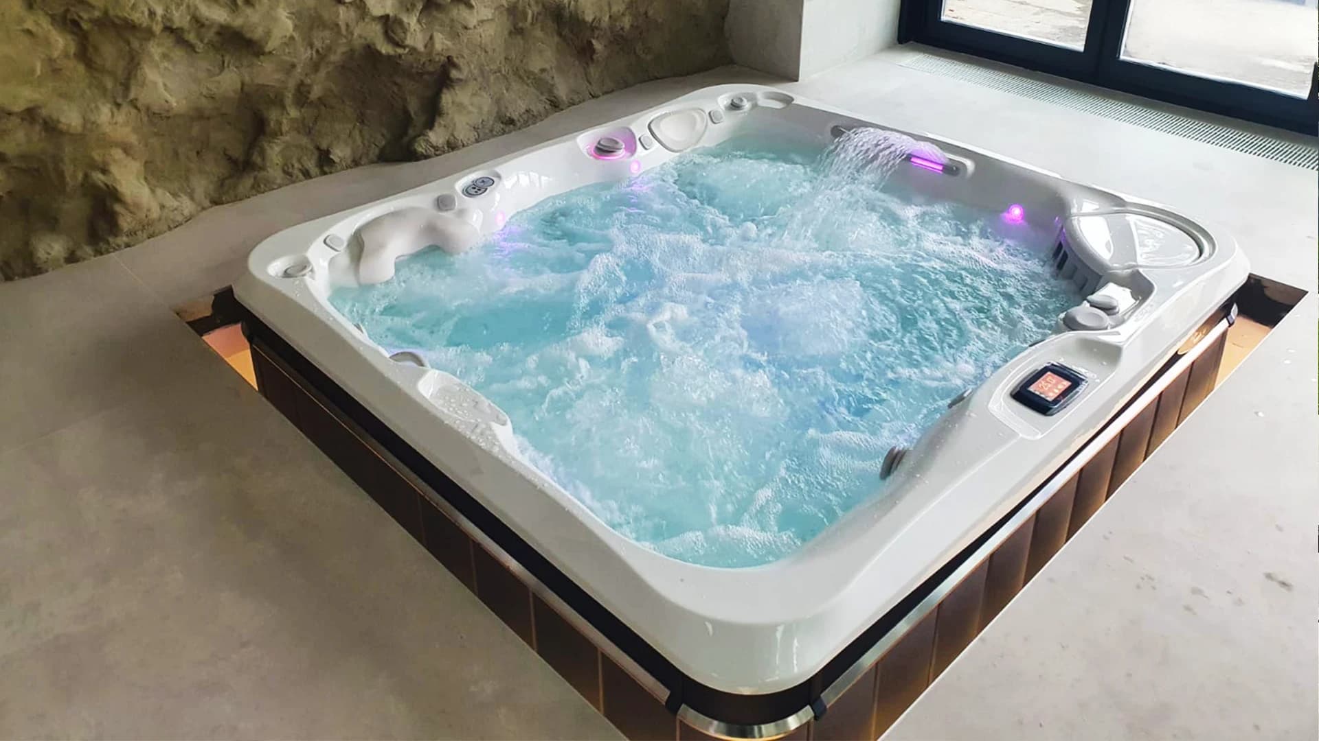Cadă cu hidromasaj Caldera Spas® Provence – Bucureşti 2
