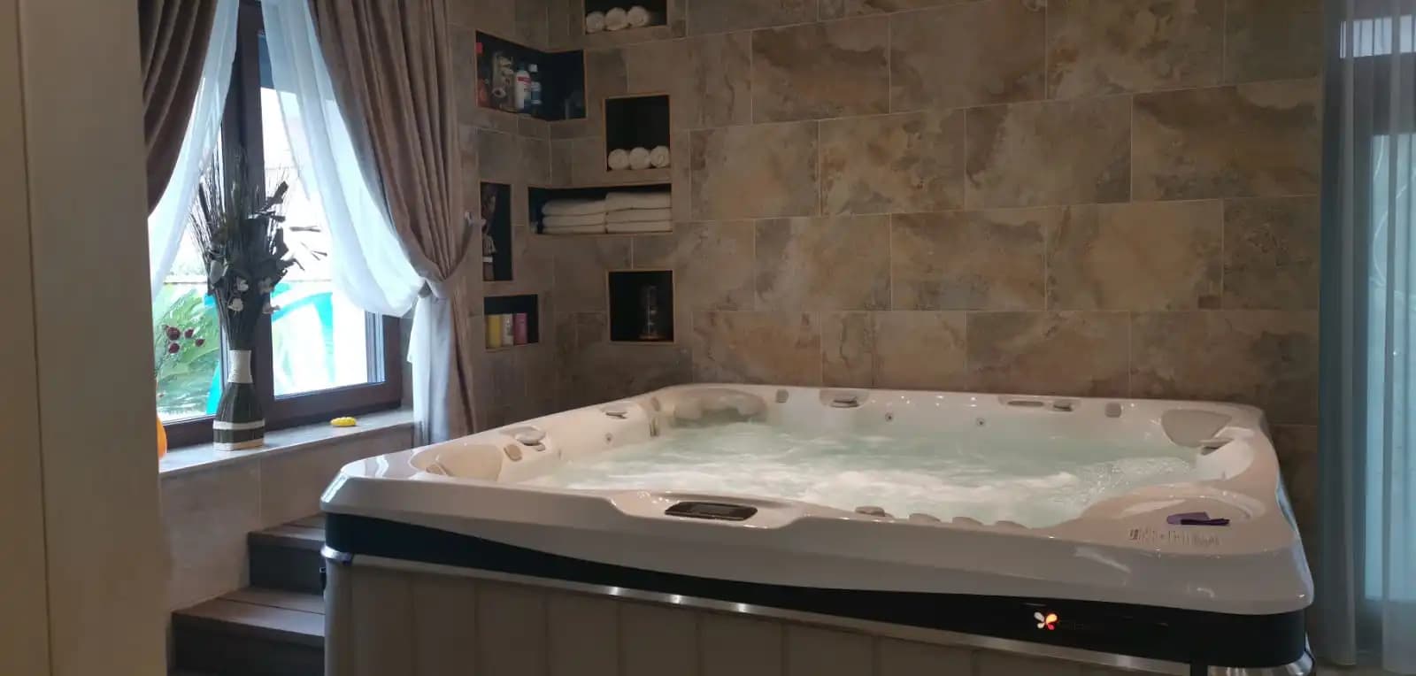 Cadă cu hidromasaj Caldera Spas® Geneva și Saună Uscată Finlandeză 3
