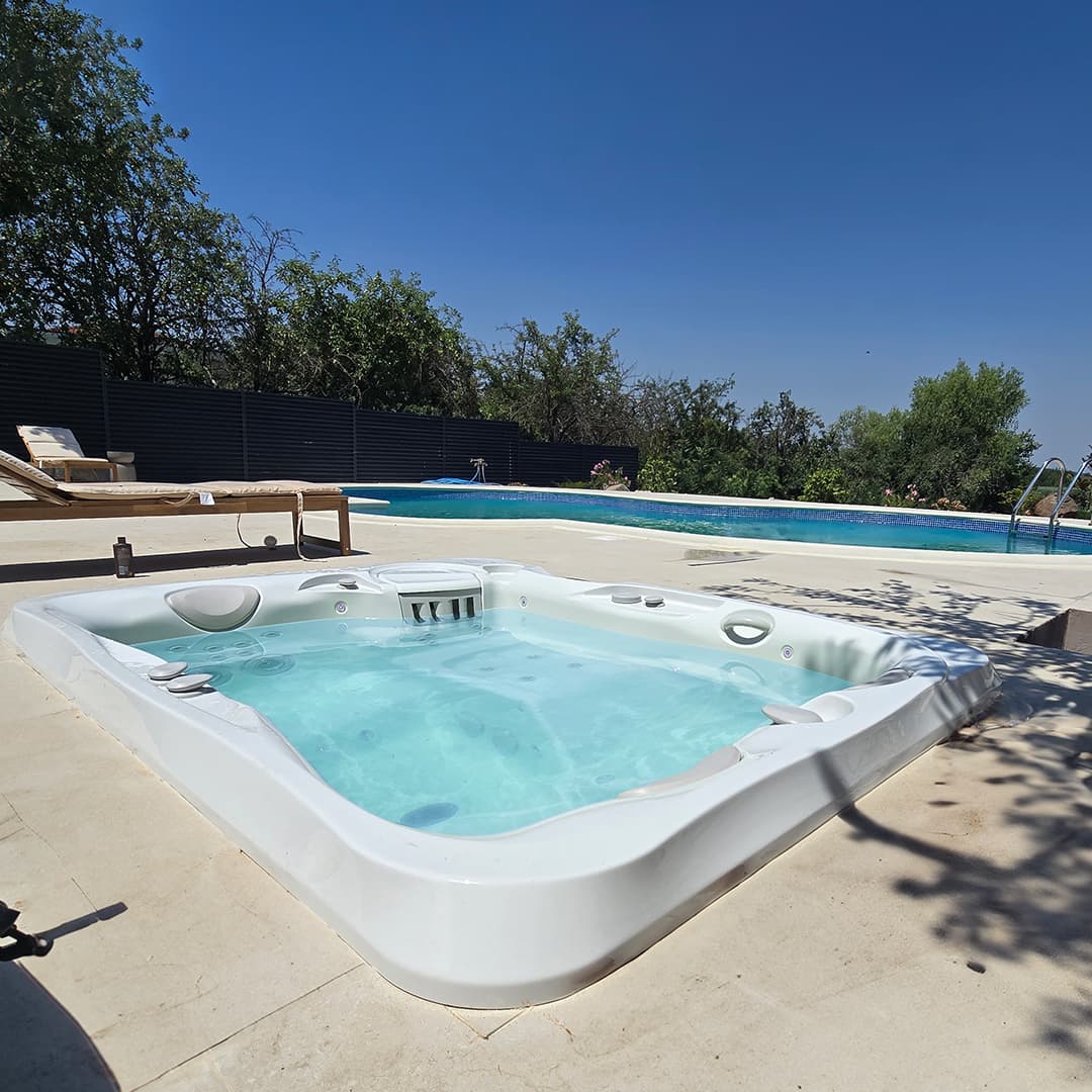 Cadă cu hidromasaj Caldera Spas® Ravello și Piscină Personalizată 3