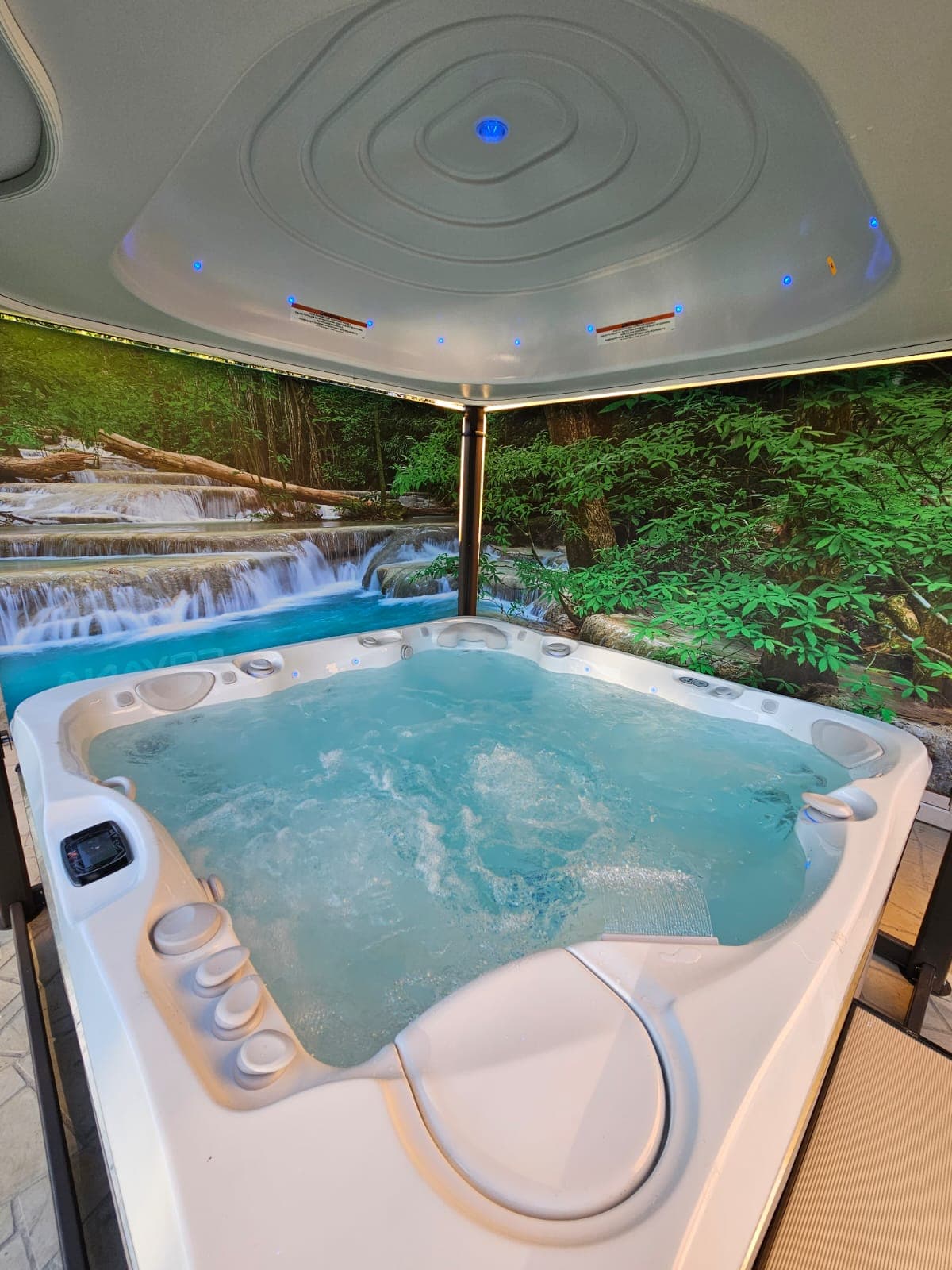 Cadă cu hidromasaj Caldera Spas® Geneva şi Acoperis Covana® Oasis 2