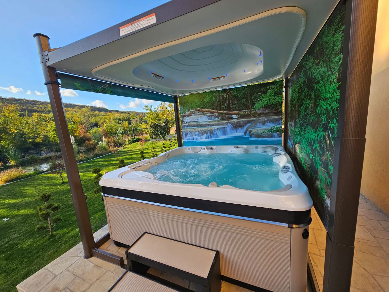 Cadă cu hidromasaj Caldera Spas® Geneva şi Acoperis Covana® Oasis 3