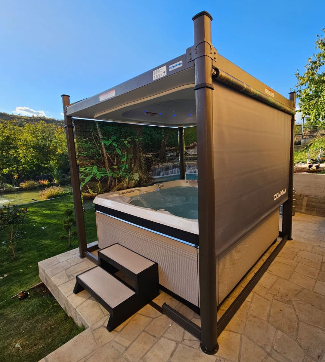 Cadă cu hidromasaj Caldera Spas® Geneva şi Acoperis Covana® Oasis 4