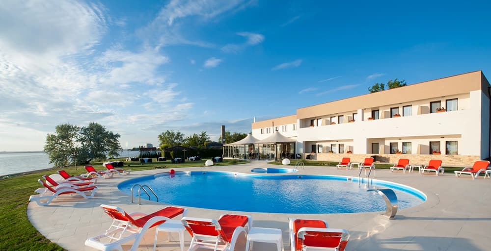 Piscină Exterioară Personalizată – Hotel G G Gociman 3