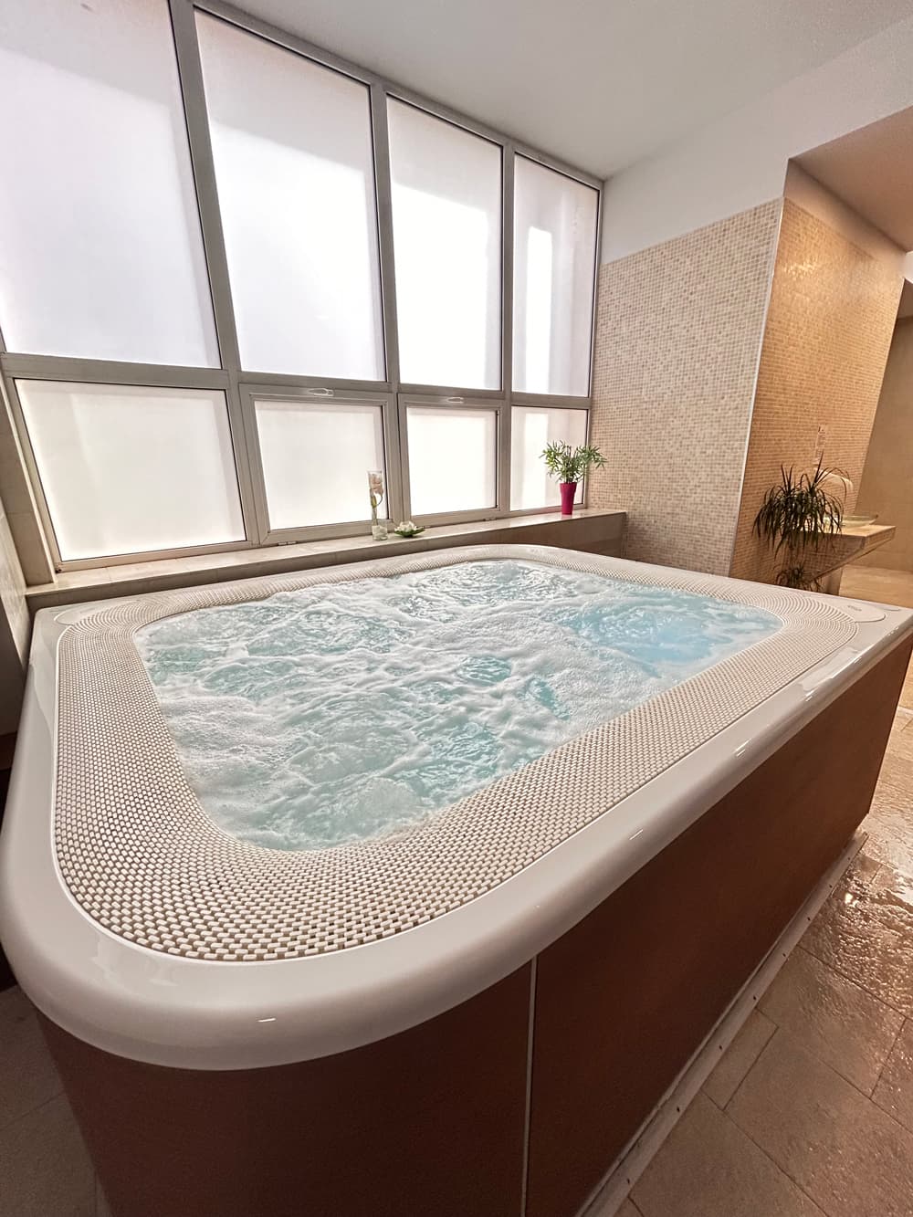 Cadă cu hidromasaj Jacuzzi® Virtus – Hotel Iaki, Mamaia 3