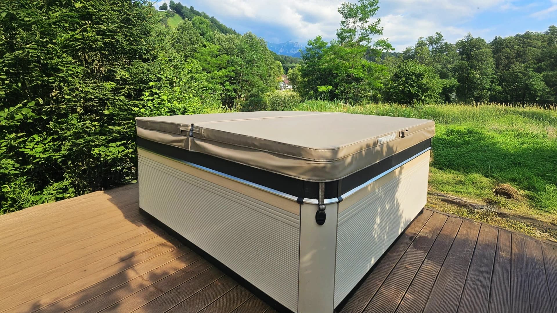 Cadă cu hidromasaj Caldera Spas® Geneva – Proiect Hidrostyle în Bran 3