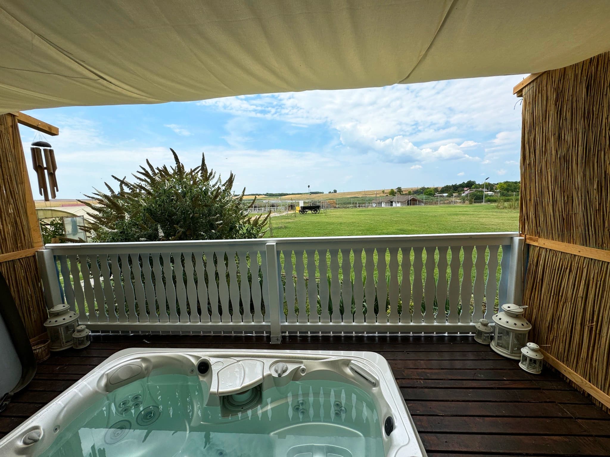 Jacuzzi de exterior Caldera Spas® Martinique – Proiect Hidrostyle la 5 Chirpici Resort 3