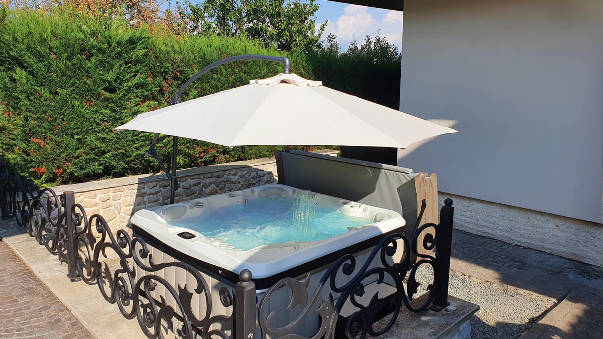 Jacuzzi Caldera Spas® Tahitian și Saună Becker® – Proiect Hidrostyle în Baia Mare 2
