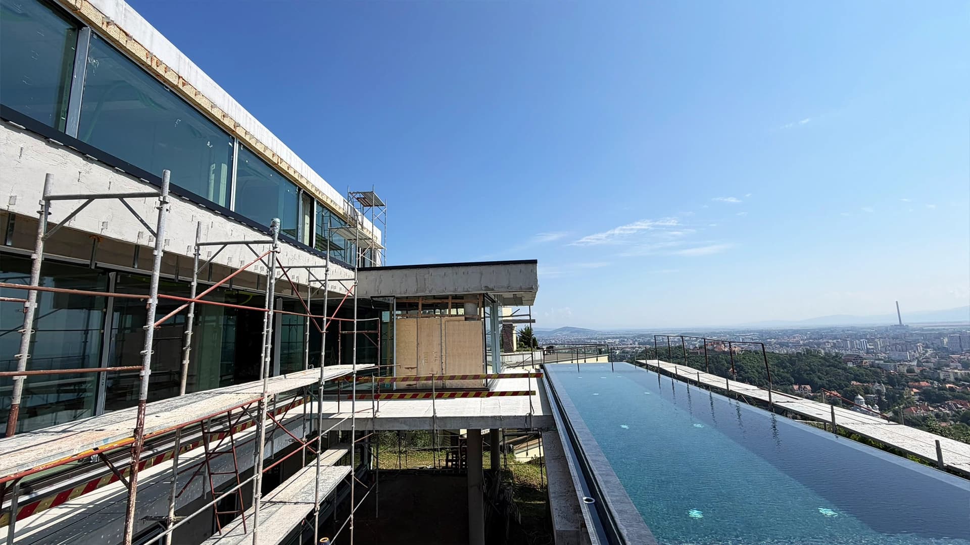 Luxury Infinity Pool in Brașov 2