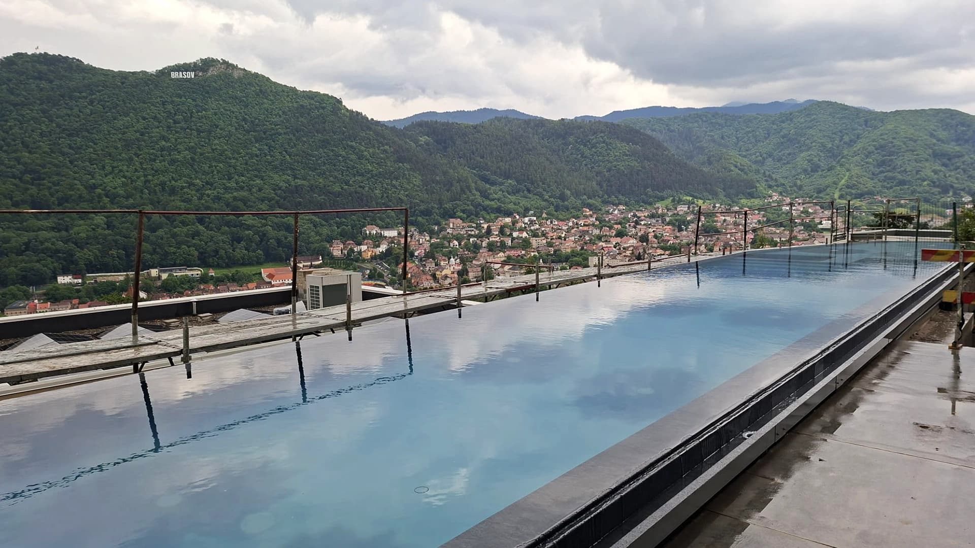 Luxury Infinity Pool in Brașov 3