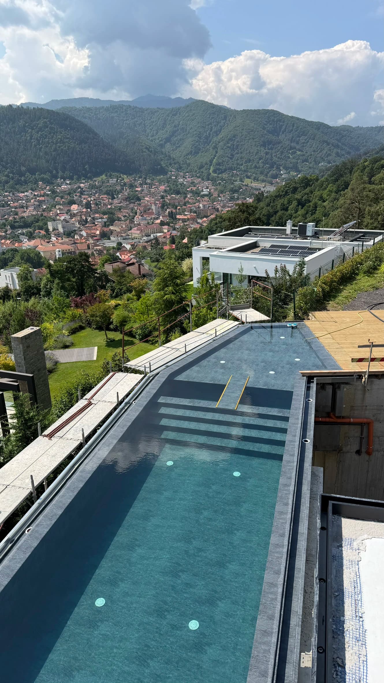 Luxury Infinity Pool in Brașov 4