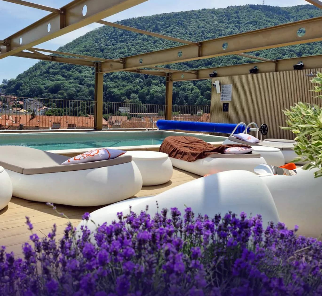 Piscină şi Cadă cu hidromasaj Treesse – Radisson Blu Aurum Brașov 3