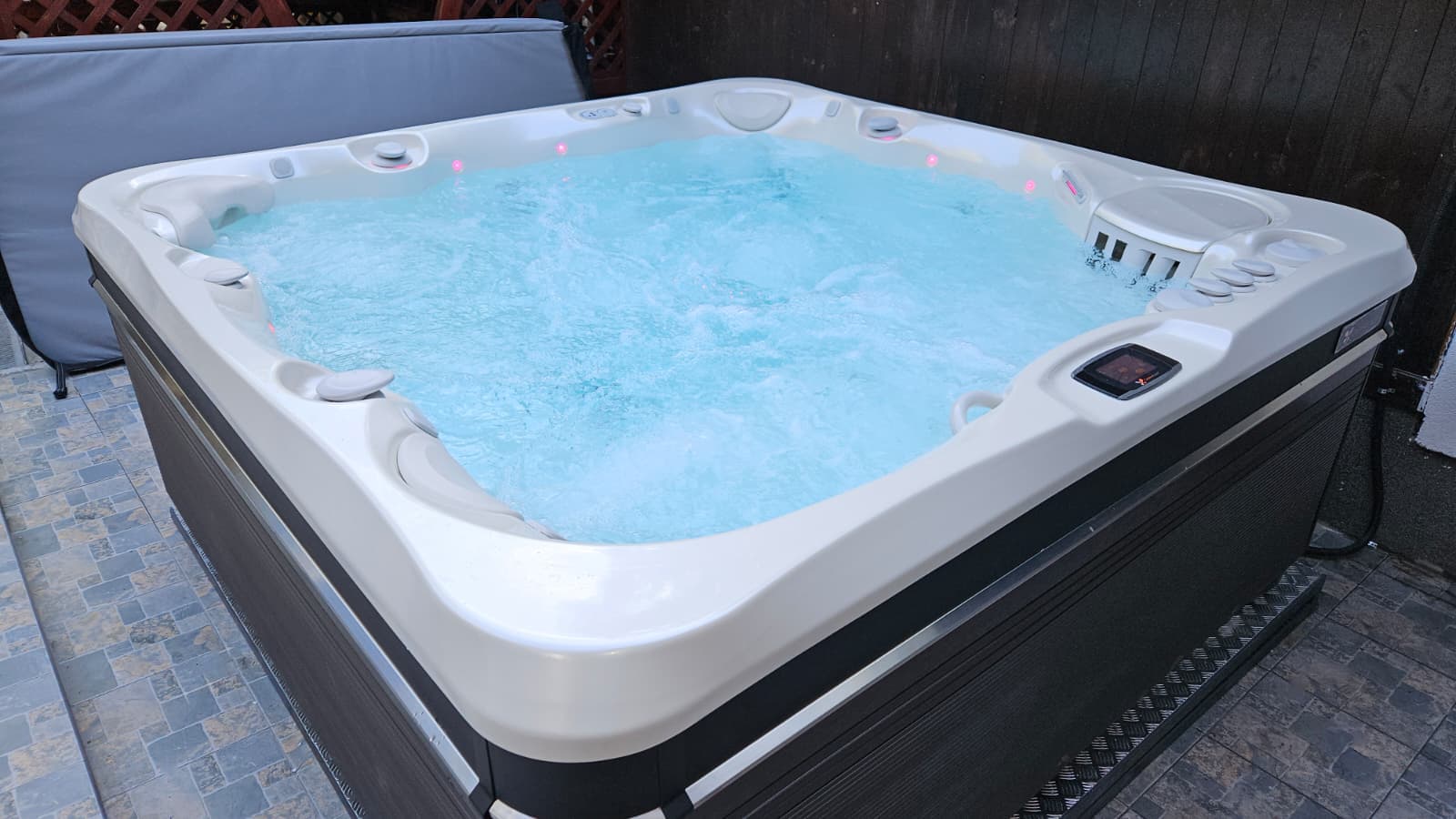 Cadă cu hidromasaj Caldera Spas® Geneva - Proiect Hidrostyle în Dâmbovița 2