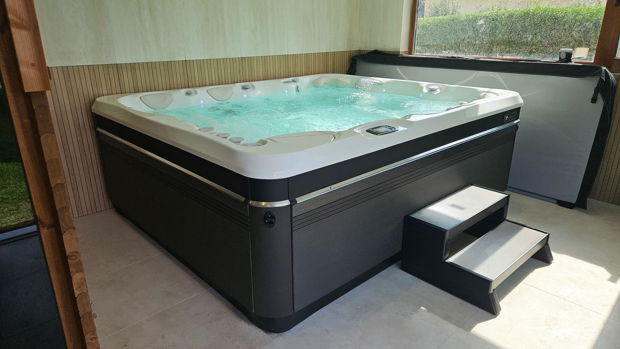Cadă cu hidromasaj Caldera Spas® Geneva și Saună Finlandeză Auroom® Sola 210 -  Proiect Hidrostyle în Braşov 3