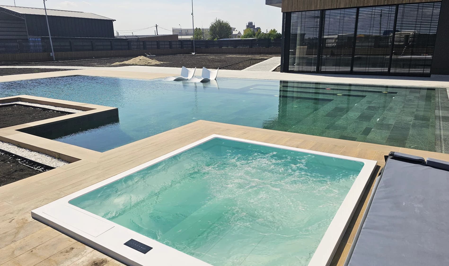 Custom outdoor pool and outdoor hot tub – Videle