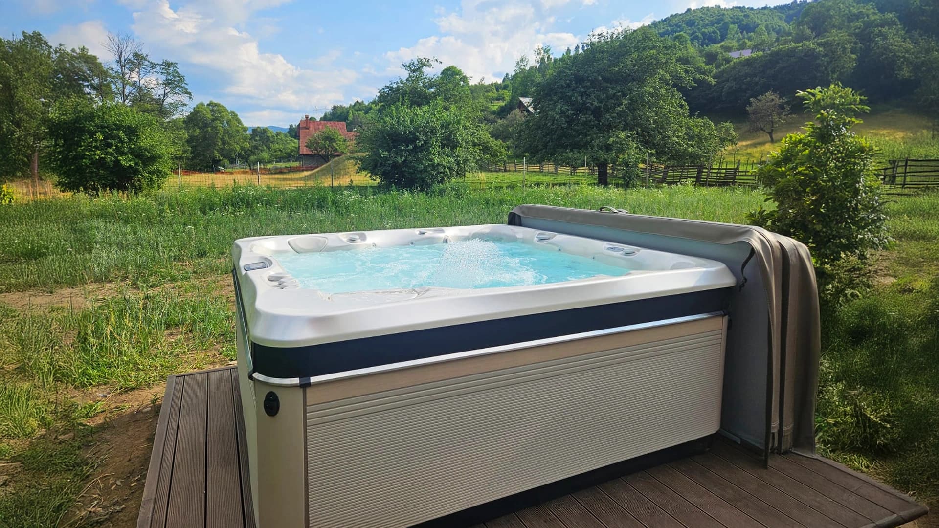 Caldera Spas® Geneva hot tub – Hidrostyle project in Bran