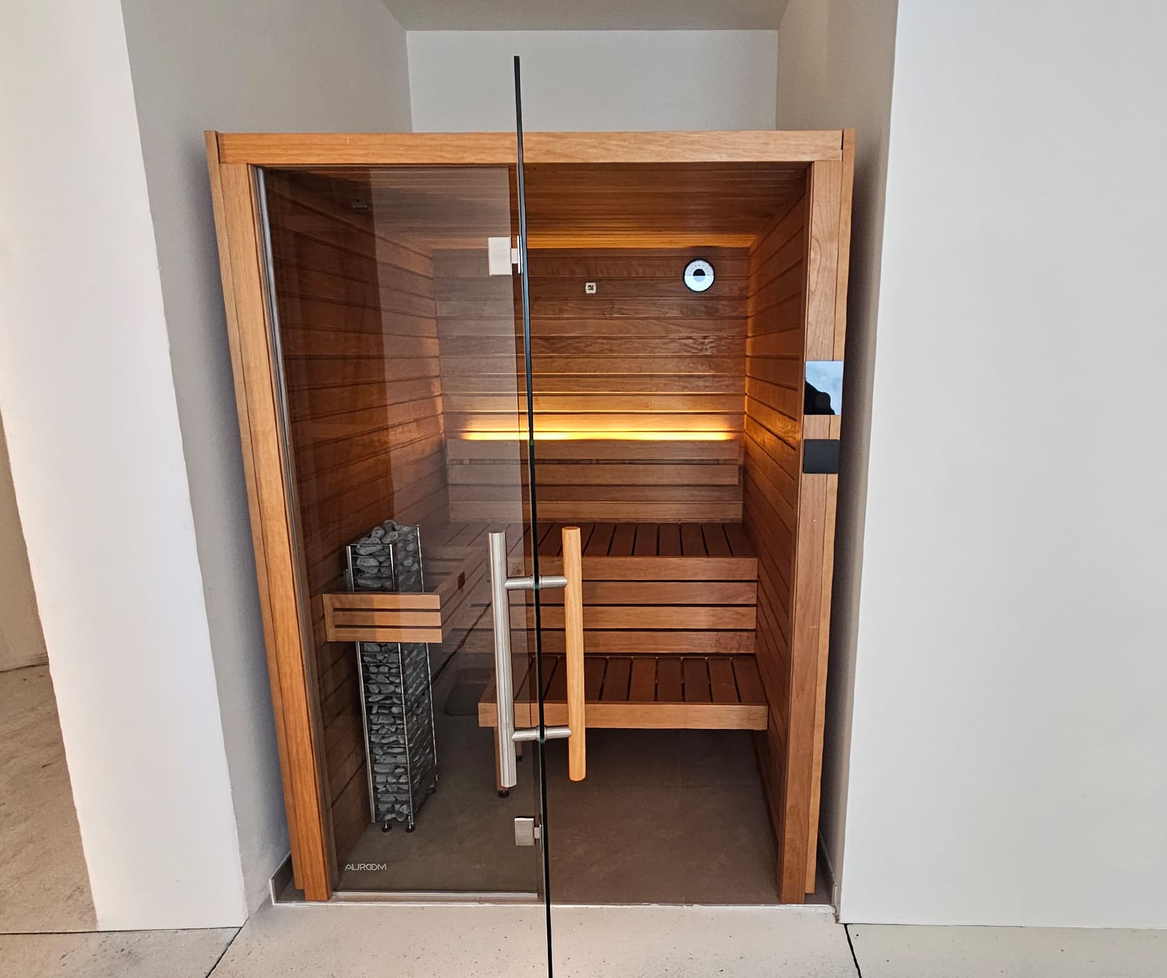Saună finlandeză de interior Auroom® Cala Glass - Proiect Hidrostyle în Săftica