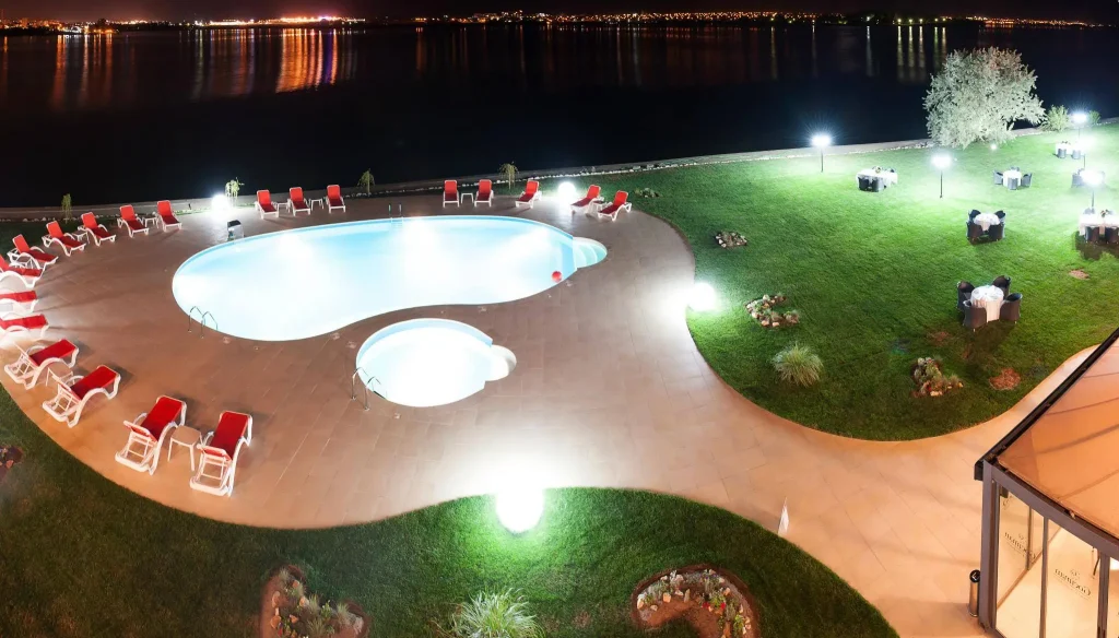 Vedere nocturnă a piscinei custom de la hotelul din Mamaia