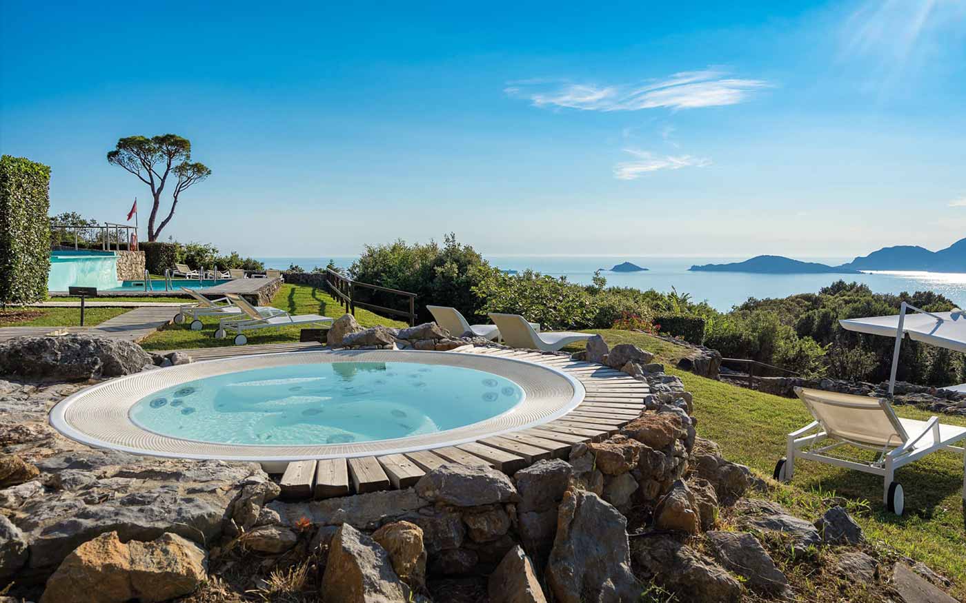 Jacuzzi exterior