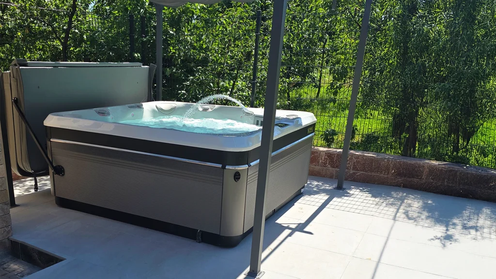 Cada cu hidromasaj Caldera Spas Tahitian Proiect Hidrostyle Reghin Pic2