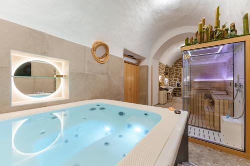 Jacuzzi-Hotel-Spa-Virtus-Sasha-Mi Anima-Suite 4-2100x1400-fbc2528b-ae97-4769-a9f7-d7776586bcd0