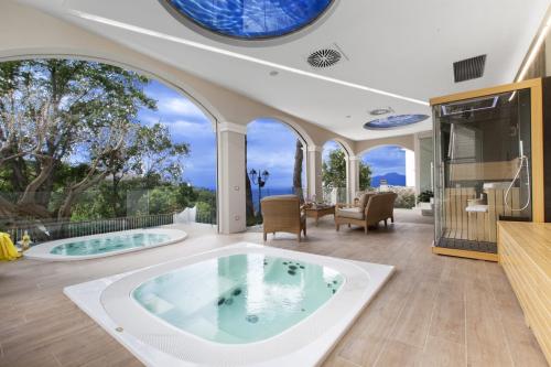 Jacuzzi-Hotel-Spa-Wellness Sasha-Mi Enjoy Sienna Satin-black White Built-in B-B-Sorrento-Dream-Resort-2-1404x936-a242084a-cced-4831-80d6-9ab240dd7b24