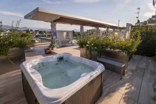 Jacuzzi-Hotel-Spa Lodge-S-Hotel-Le-Palme 8-2100x1400-4bb1bf3e-ea37-4f8f-b97b-f61d3c653dfb