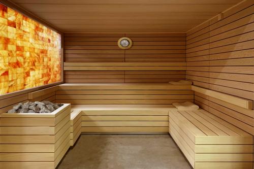 Sauna-Geneve-cu-perete-din-sare-de-Himalaya-lemn-plop-termotratat